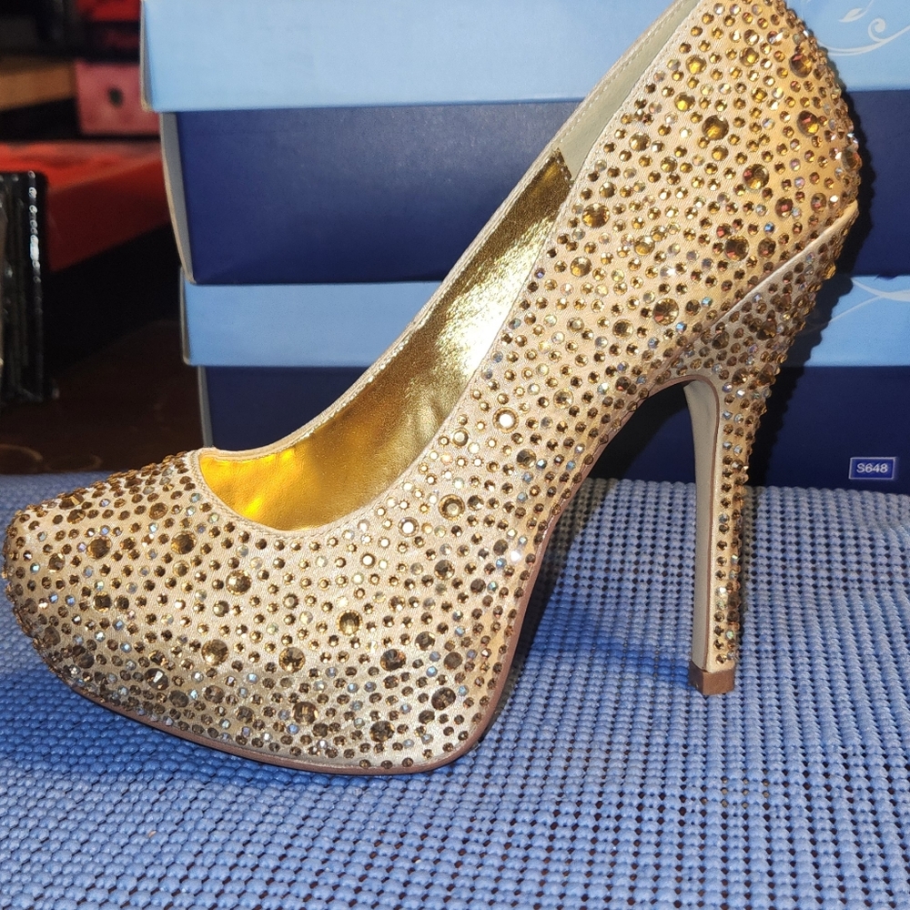 Brand New In Box Size 8 Champagne Satin Rhinestone High Heel 5in Heel